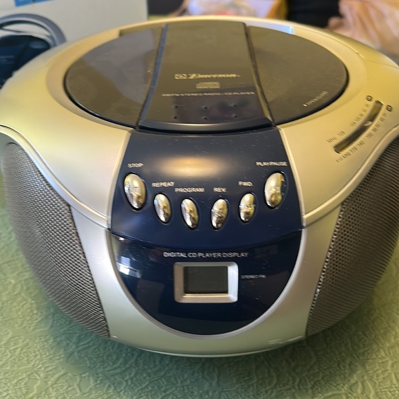 Emerson, portable CD – R/RW player with am/FM stereo, radio - Picture 5 of 9